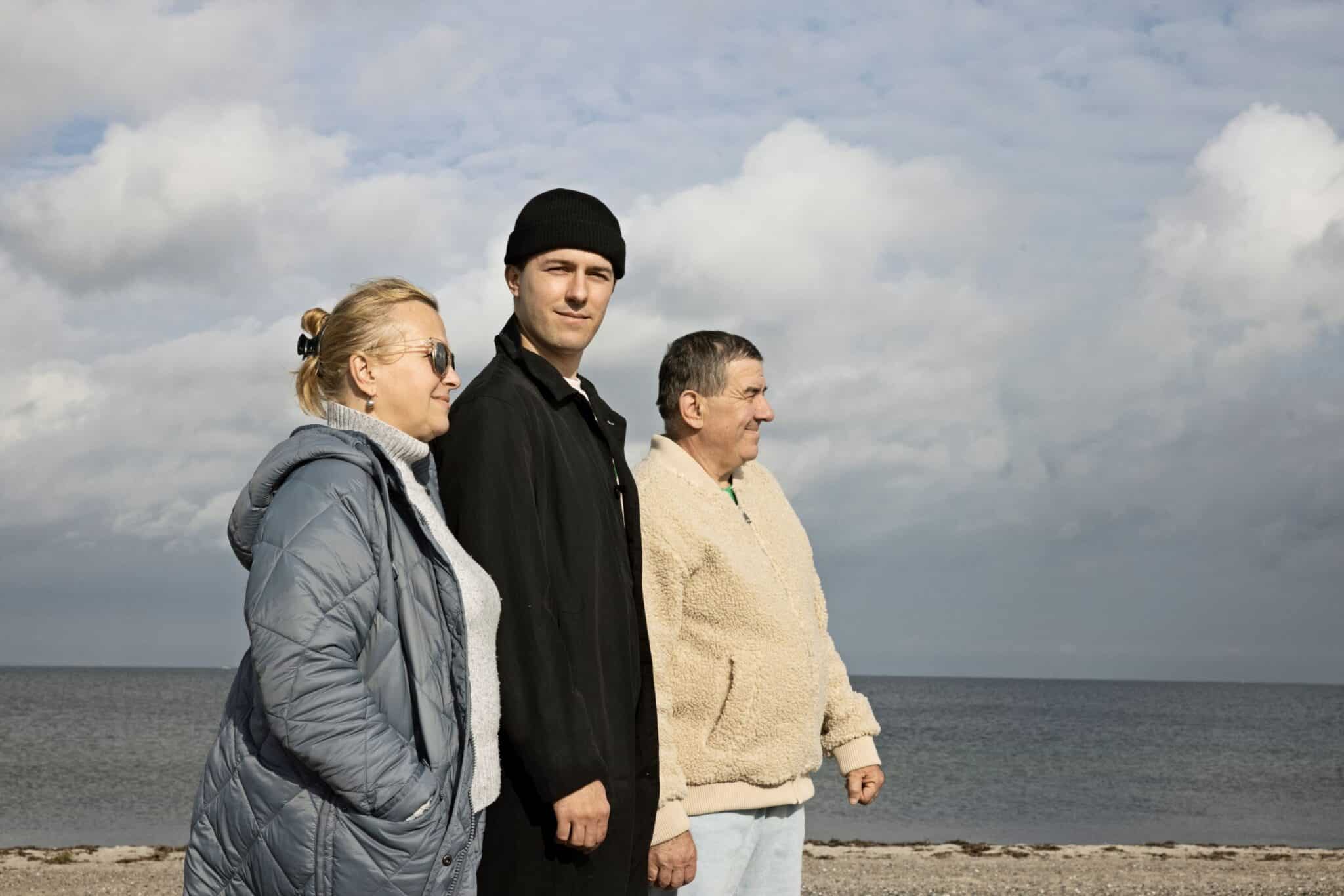 Myroslav går med sine forældre langs stranden i Amager Strandpark. Myroslav smiler til kameraet, imens hans mor og far kigger fremad. De er alle tre døve og flygtet fra krigen i Ukraine. Nu skal de finde fodfæste i Danmark.